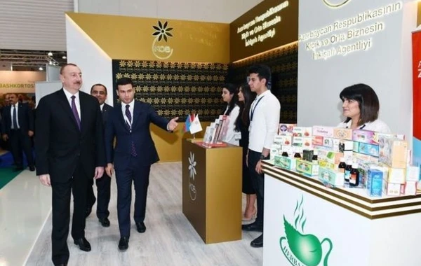 Dövlət başçısı İlham Əliyev sərgidə