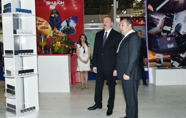 Dövlət başçısı İlham Əliyev sərgidə
