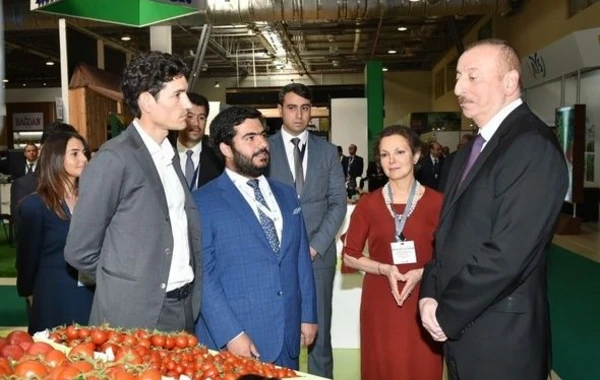 Dövlət başçısı İlham Əliyev sərgidə