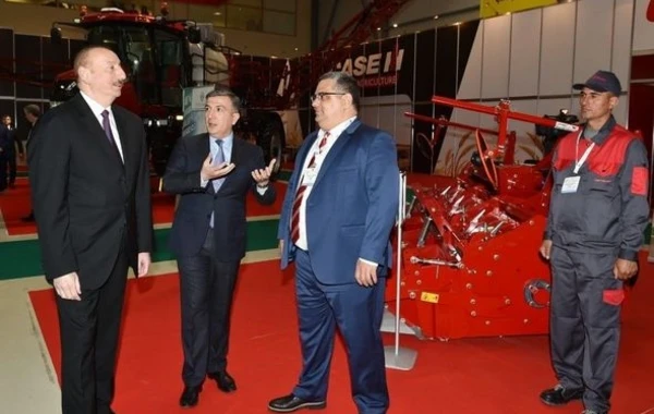 Dövlət başçısı İlham Əliyev sərgidə