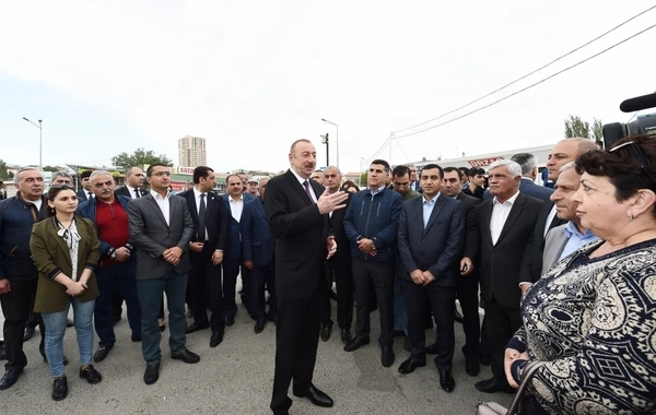 Ильхам Алиев поинтересовался ценами в бакинском магазине - ФОТО