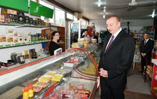 Ильхам Алиев поинтересовался ценами в бакинском магазине - ФОТО