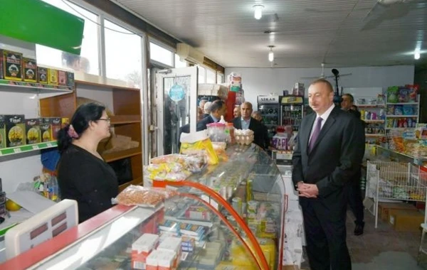 Ильхам Алиев поинтересовался ценами в бакинском магазине - ФОТО