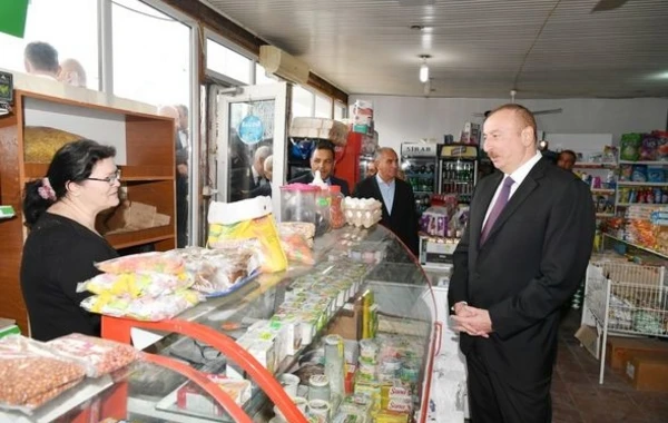 Ильхам Алиев поинтересовался ценами в бакинском магазине - ФОТО