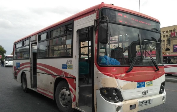 Sürücü 108 saylı avtobusda siqaret çəkir  - VİDEO