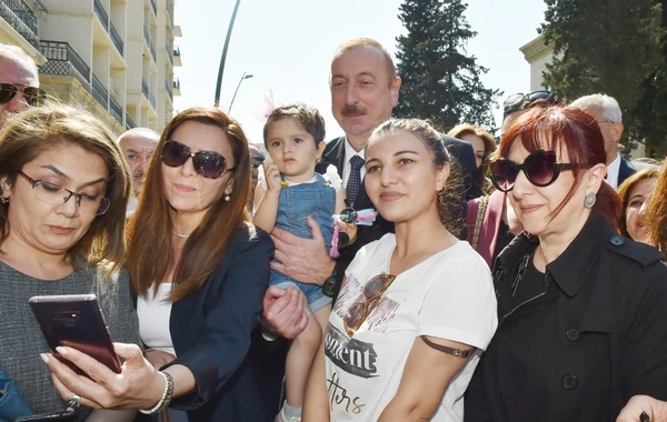 Prezident və xanımının sakinlərlə səmimi görüşü  - VİDEO/FOTO (YENİLƏNİB)