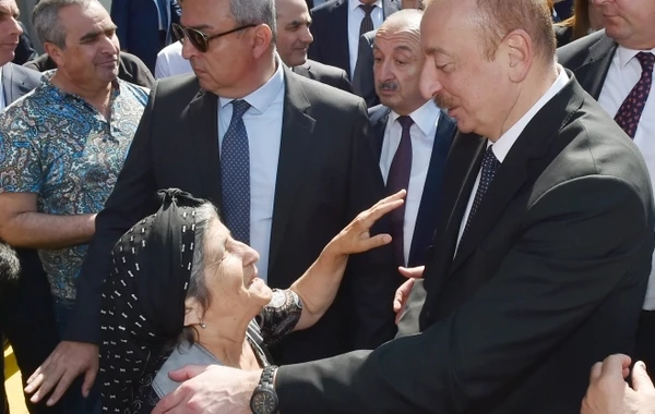 Prezident və xanımının sakinlərlə səmimi görüşü  - VİDEO/FOTO (YENİLƏNİB)