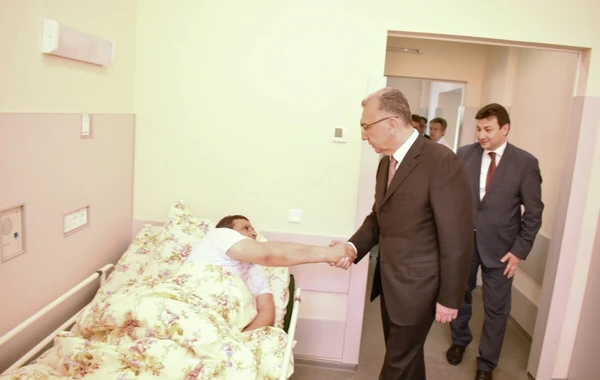 Eldar Əzizov Kiyevdə müalicə alan Milli Qəhrəmanımızla görüşüb – FOTO