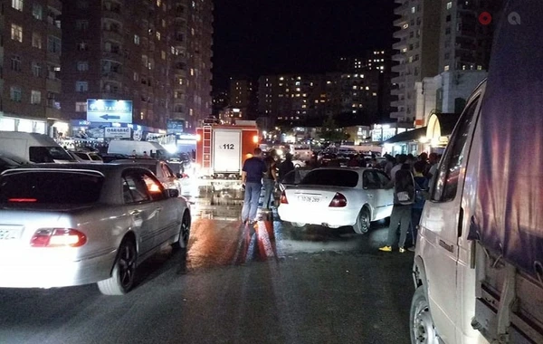 Bakıda avtomobil yanıb, yolda sıxlıq yaranıb - FOTO