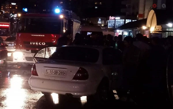 Bakıda avtomobil yanıb, yolda sıxlıq yaranıb - FOTO