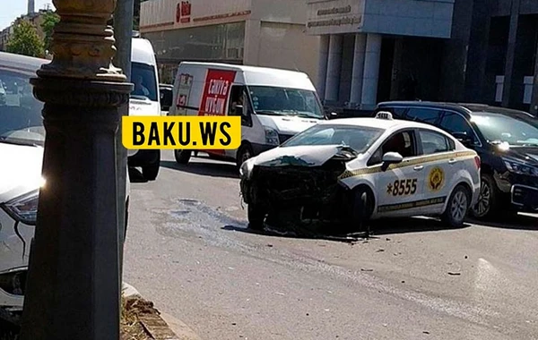 Bakıda məşhur taksi şirkətinin avtomobili qəzaya düşdü – FOTO
