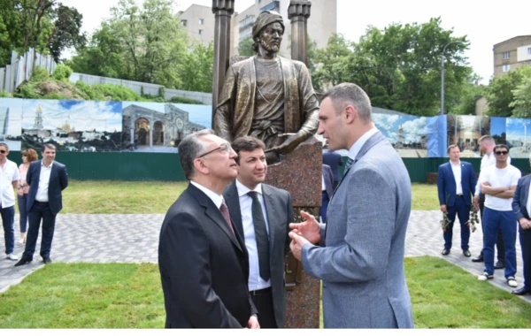 Kiyevdə Nəsimiyə heykəl qoyuldu - FOTO