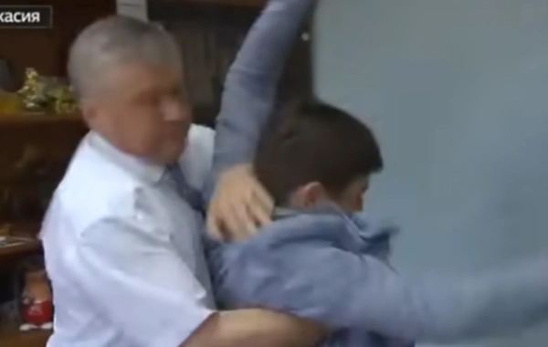 Sualdan qəzəblənən icra başçısı jurnalisti döydü - VIDEO