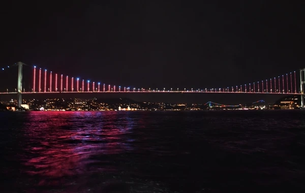 İstanbulda üç körpü Azərbaycan bayrağının rənglərində işıqlandırılıb - VİDEO