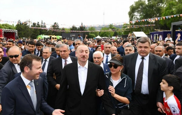 Президент и первая леди прогулялись по Приморскому парку - ФОТО