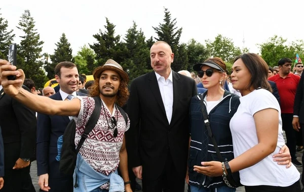 Президент и первая леди прогулялись по Приморскому парку - ФОТО