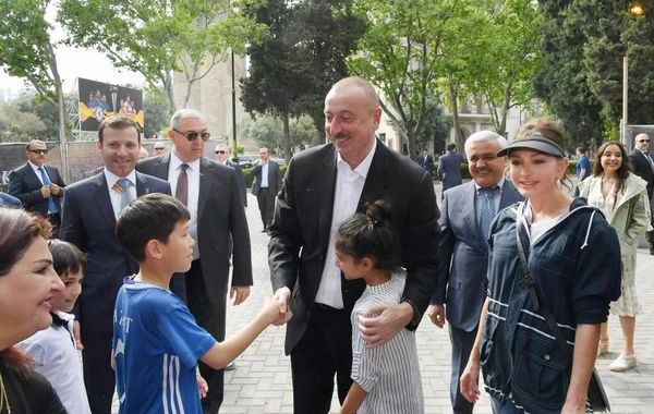 Президент и первая леди прогулялись по Приморскому парку - ФОТО