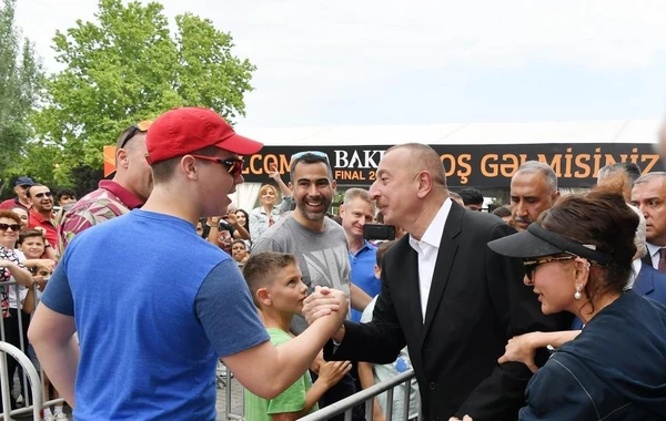 Президент и первая леди прогулялись по Приморскому парку - ФОТО