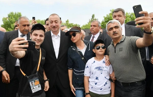 Президент и первая леди прогулялись по Приморскому парку - ФОТО
