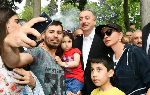 Президент и первая леди прогулялись по Приморскому парку - ФОТО