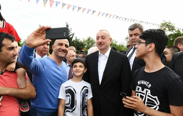 Президент и первая леди прогулялись по Приморскому парку - ФОТО