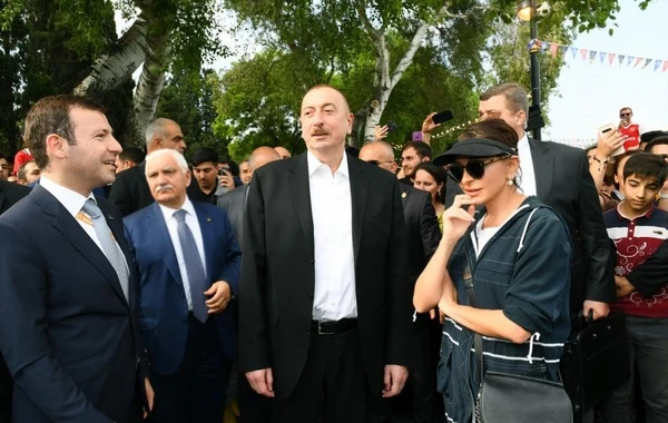 Президент и первая леди прогулялись по Приморскому парку - ФОТО