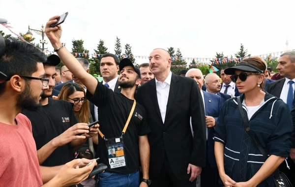 Президент и первая леди прогулялись по Приморскому парку - ФОТО