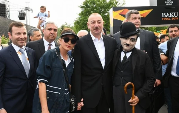 Президент и первая леди прогулялись по Приморскому парку - ФОТО