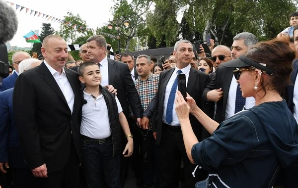 Президент и первая леди прогулялись по Приморскому парку - ФОТО