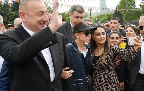 Президент и первая леди прогулялись по Приморскому парку - ФОТО