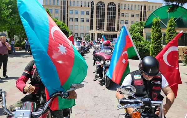 Odlar Yurdu Universitetindən Cocuq Mərcanlıya motoyürüş - FOTO