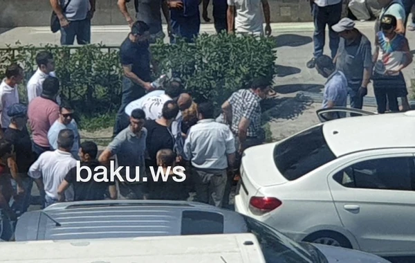 Bakıda minik maşını ilə yük maşını toqquşdu - FOTO