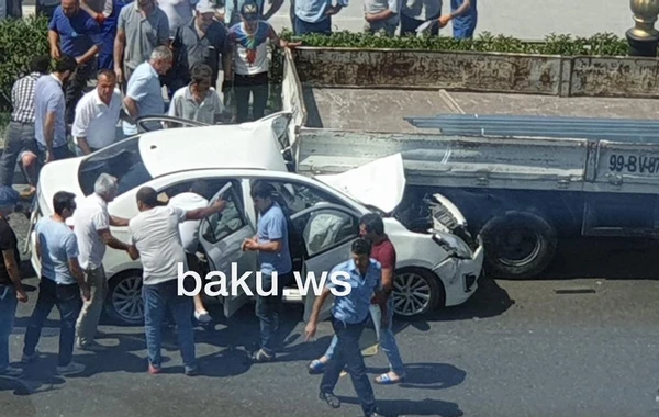 Bakıda minik maşını ilə yük maşını toqquşdu - FOTO