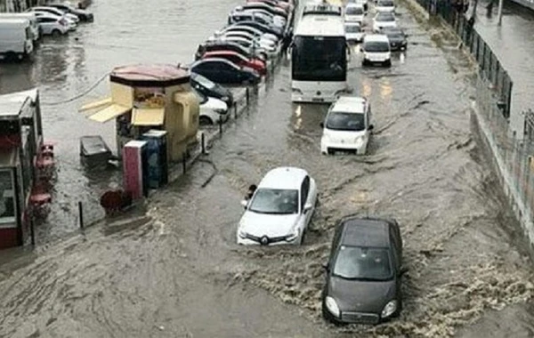 İstanbulu sel aparır - VİDEO