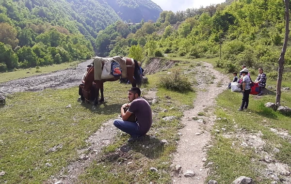 Azərbaycanda bu kəndin yolu yoxdu - Sakinlər atla, ulaqla gedir - REPORTAJ