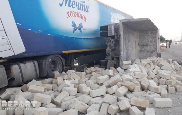 В Азербайджане грузовой автомобиль врезался в "Камаз" и перевернул его - ФОТО