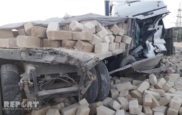 В Азербайджане грузовой автомобиль врезался в "Камаз" и перевернул его - ФОТО