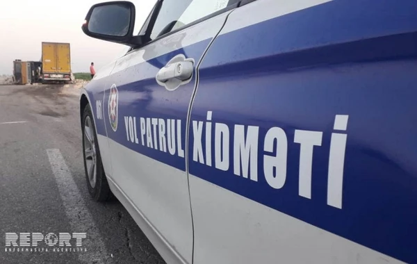 В Азербайджане грузовой автомобиль врезался в "Камаз" и перевернул его - ФОТО
