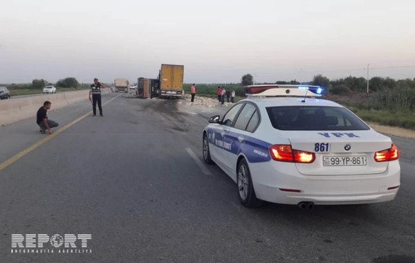 В Азербайджане грузовой автомобиль врезался в "Камаз" и перевернул его - ФОТО