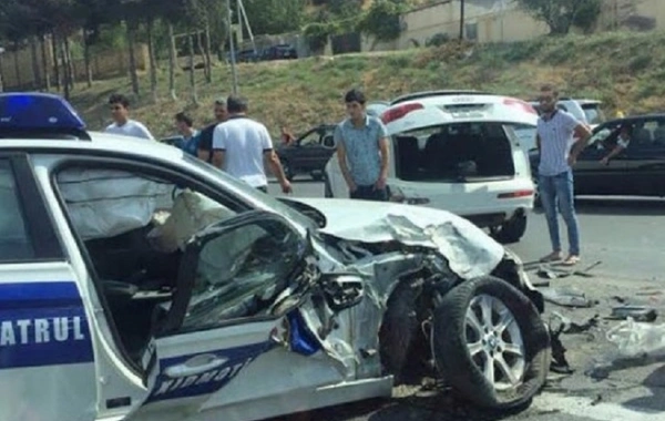 Bakıda "Nissan" YPX avtomobilinə çırpıldı - Polis xəsarət aldı