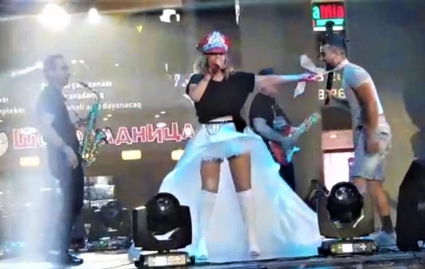 Aygün Kazımova konsert zamanı yıxıldı - VİDEO