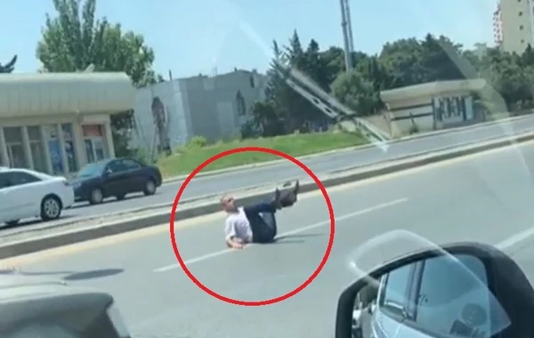 Bakıda kişi yolun ortasına uzanıb bütün hərəkəti dayandırdı - VİDEO