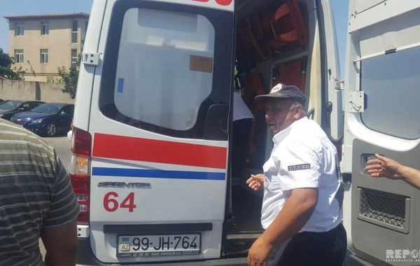 Bakıda toqquşan avtomobillərdən biri səkidə dayanan kişiyə çırpılıb - FOTO