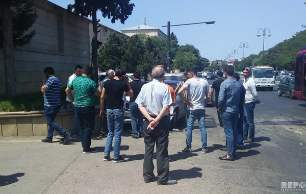 Bakıda toqquşan avtomobillərdən biri səkidə dayanan kişiyə çırpılıb - FOTO