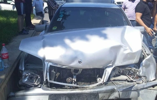Bakıda toqquşan avtomobillərdən biri səkidə dayanan kişiyə çırpılıb - FOTO
