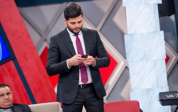 Zaur canlı efirdə müğənnini qıcıqlandırdı - Ayıbdı! (VİDEO)