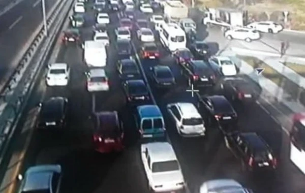 На проспекте Гейдара Алиева произошло ДТП, возникла большая пробка - ФОТО