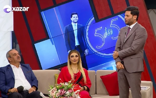 Müğənni Xəzər TV-yə hücum çəkib efirdə qonağı döymək istədi - VİDEO