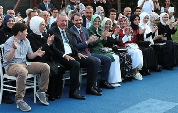 Ərdoğan nəvəsinin məzun günü mərasiminə qatıldı - FOTO