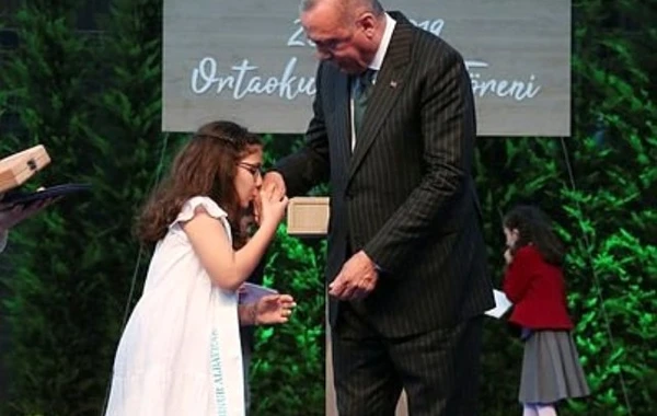 Ərdoğan nəvəsinin məzun günü mərasiminə qatıldı - FOTO